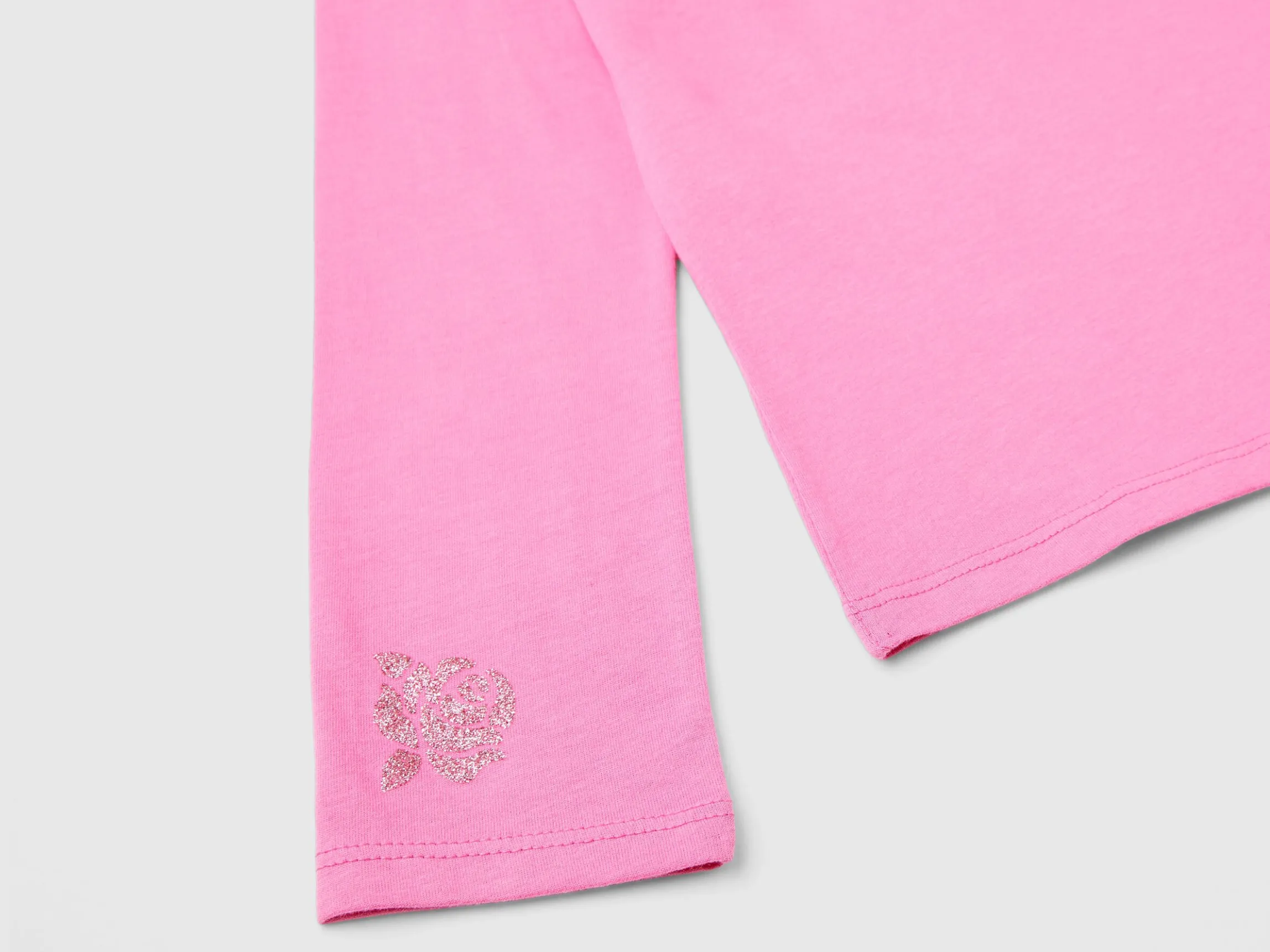 T-shirt with glittery print