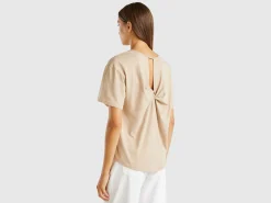 T-shirt with opening at back