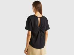 T-shirt with opening at back