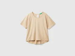 T-shirt with opening at back