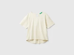 T-shirt with opening at back