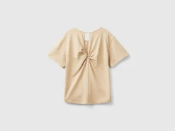 T-shirt with opening at back