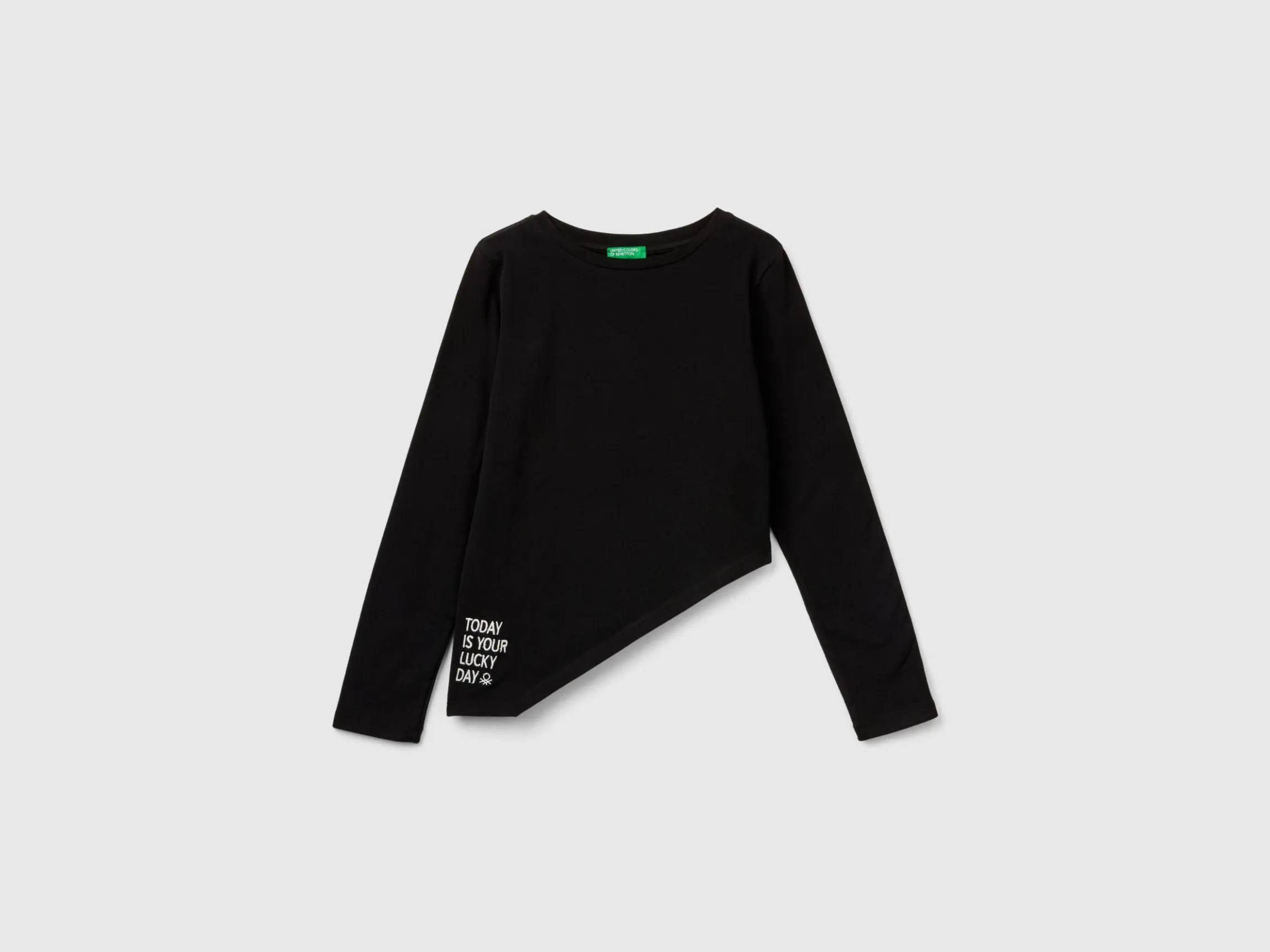 T-shirt with uneven bottom