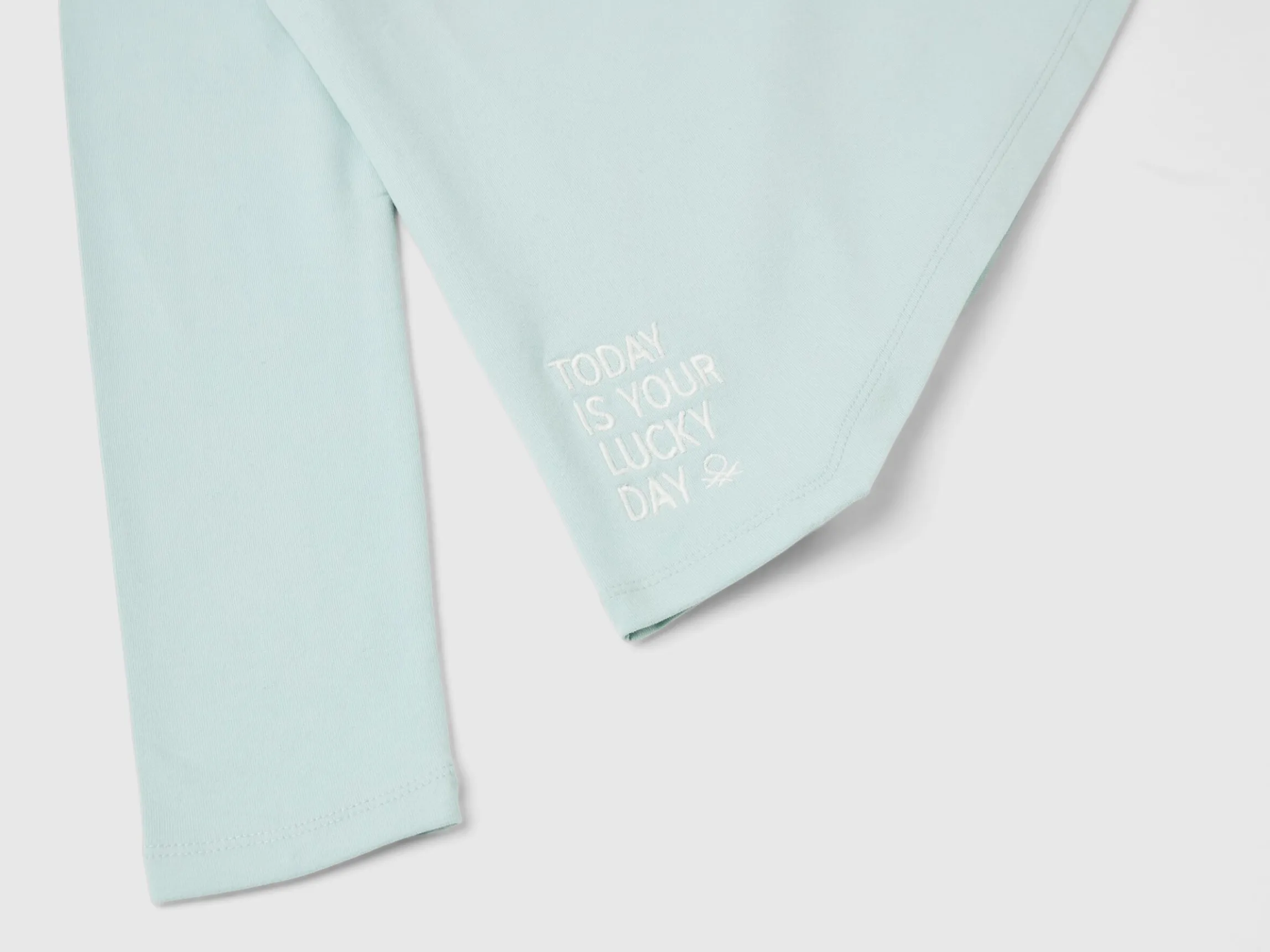 T-shirt with uneven bottom