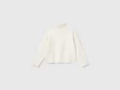 Turtleneck sweater with diamonds