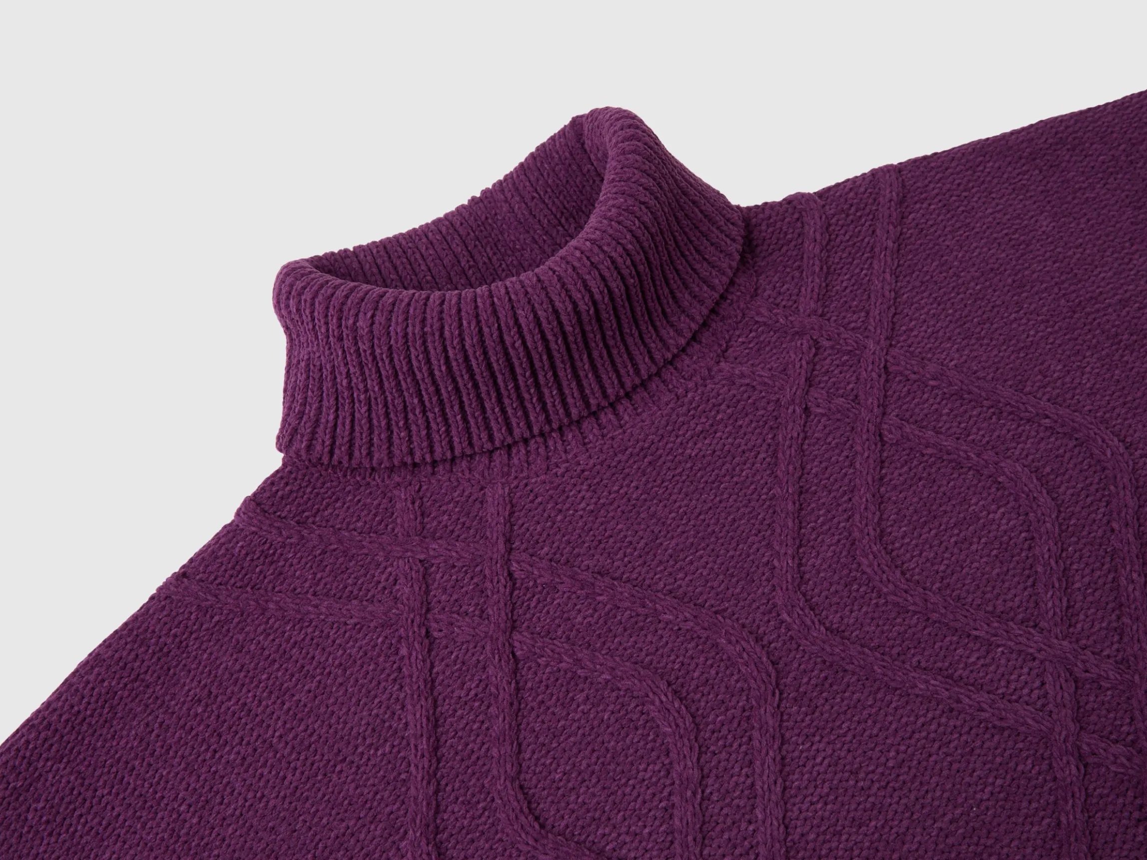 Turtleneck sweater with diamonds
