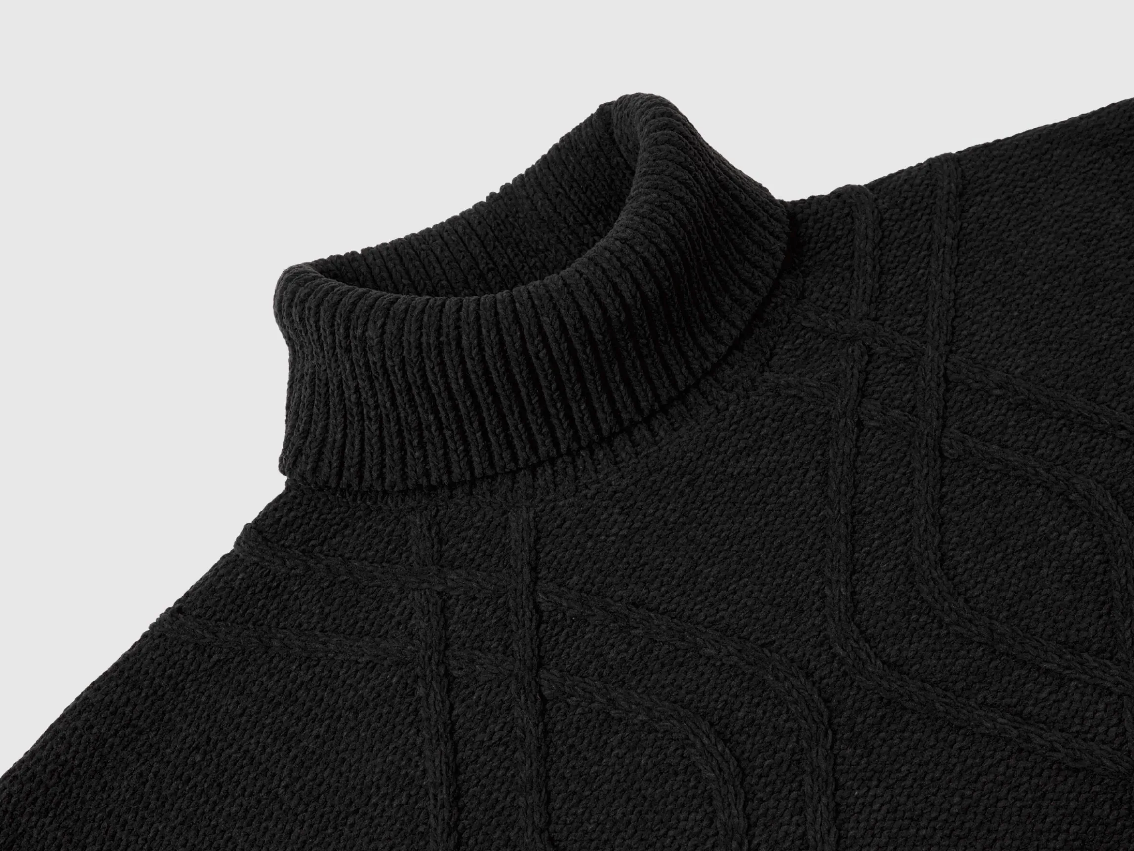 Turtleneck sweater with diamonds