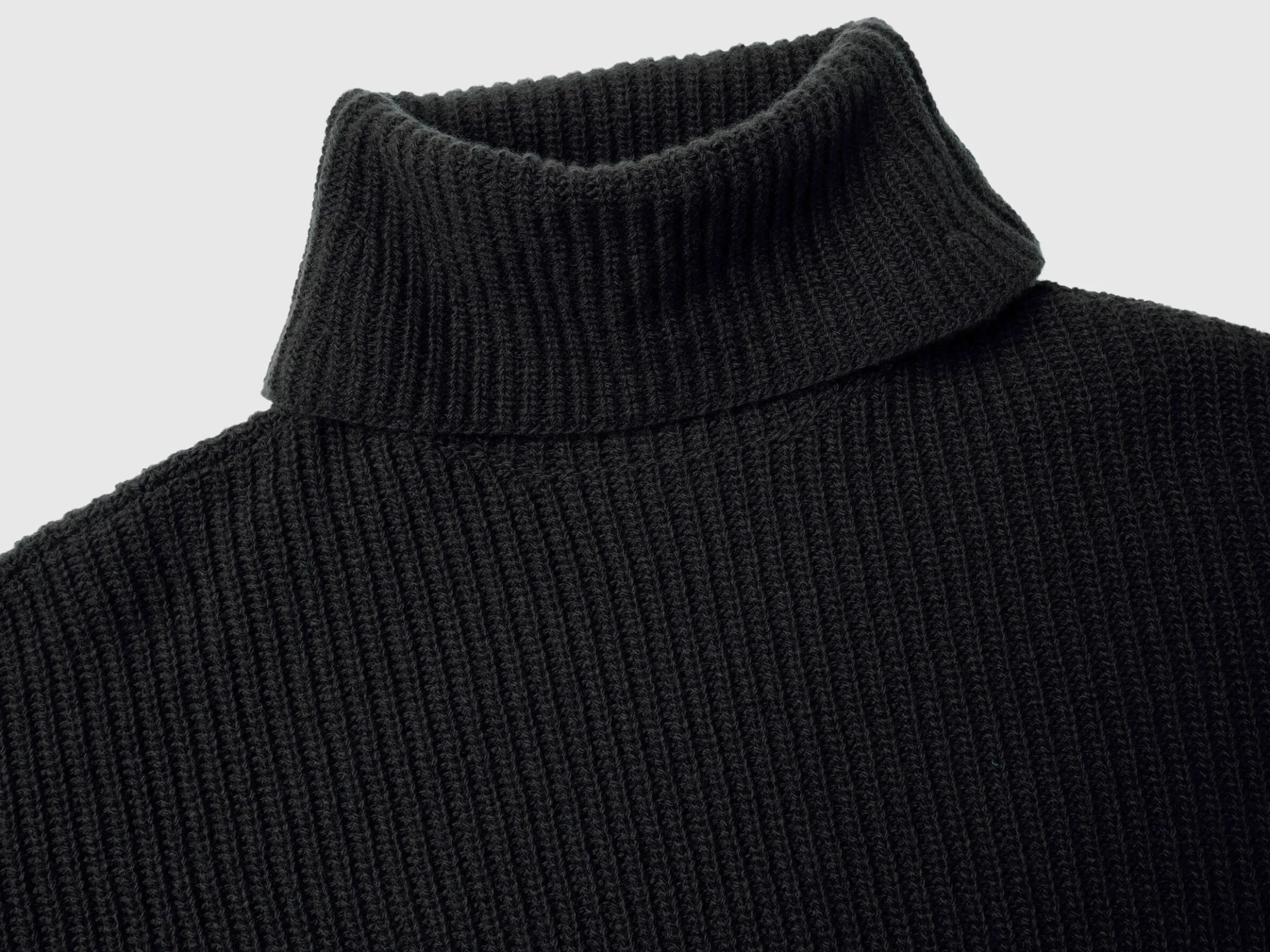 Turtleneck with wide collar