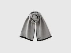 Two-tone scarf with fringe