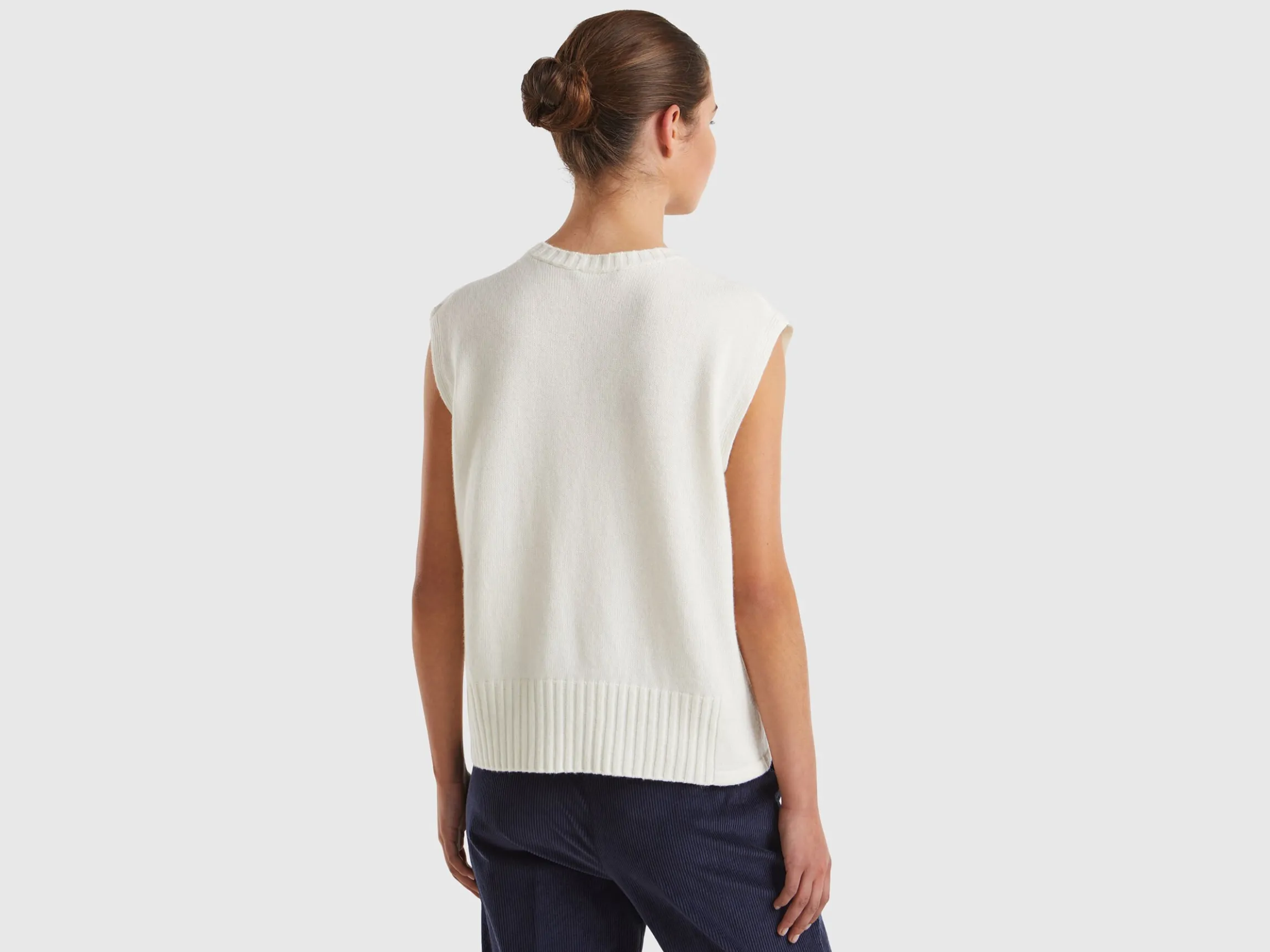 Vest in wool and viscose blend