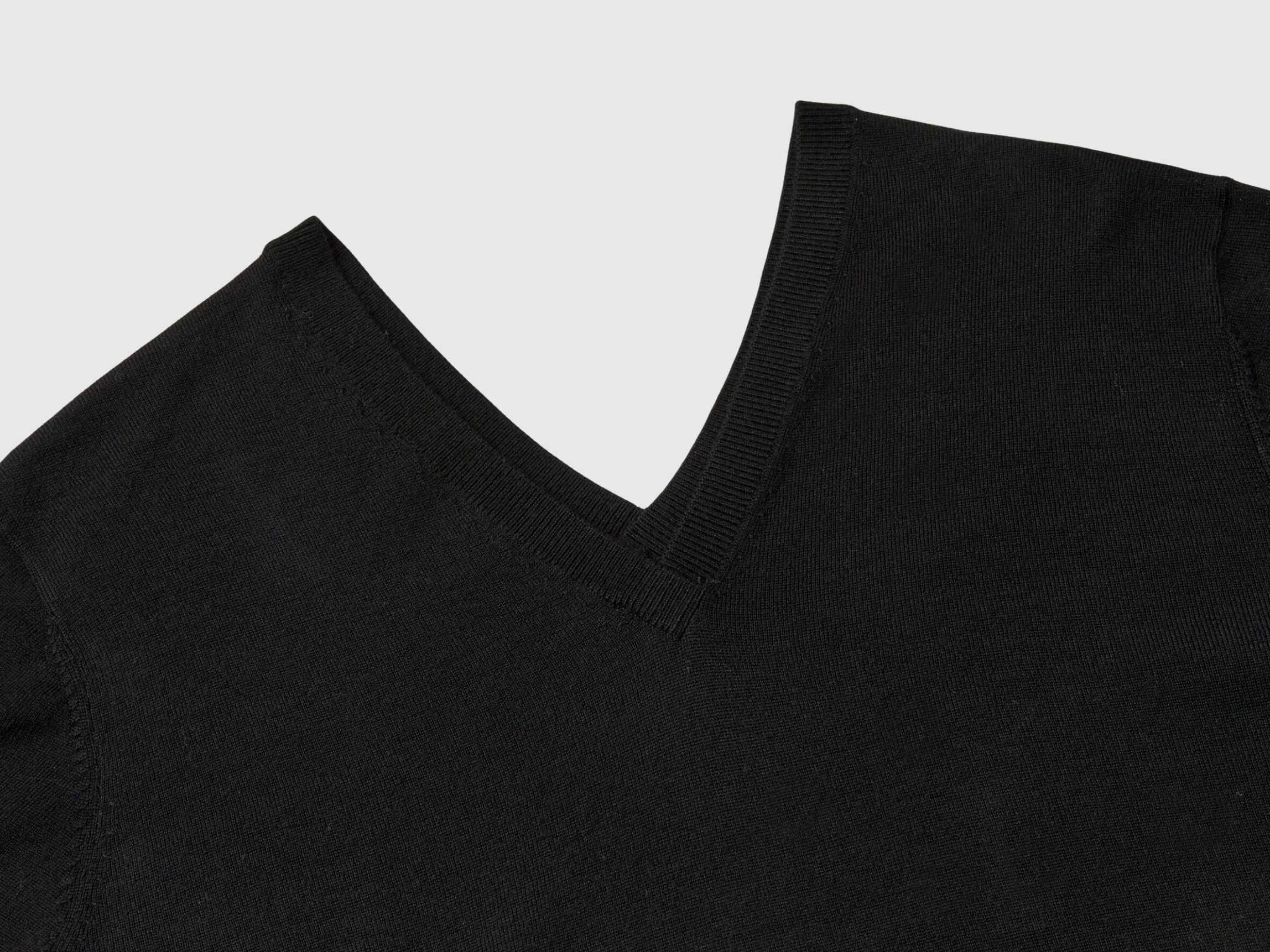 V-neck sweater in pure Merino wool