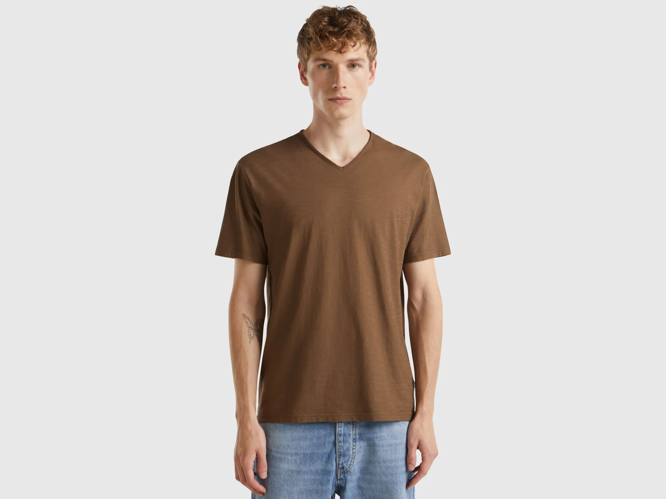 V-neck t-shirt in 100% cotton