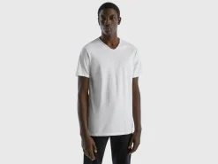 V-neck t-shirt in 100% cotton