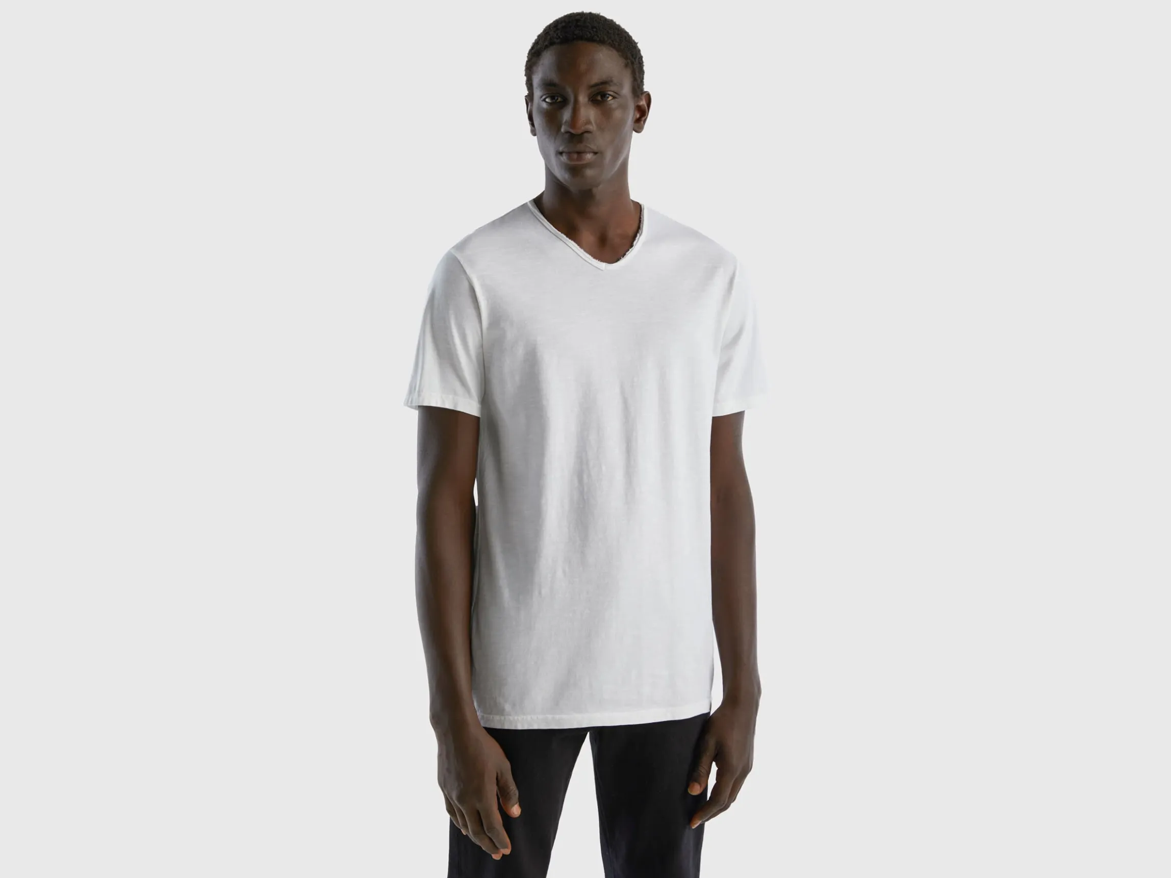 V-neck t-shirt in 100% cotton