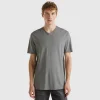 V-neck t-shirt in 100% cotton