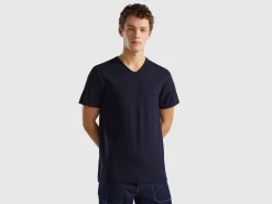 V-neck t-shirt in 100% cotton