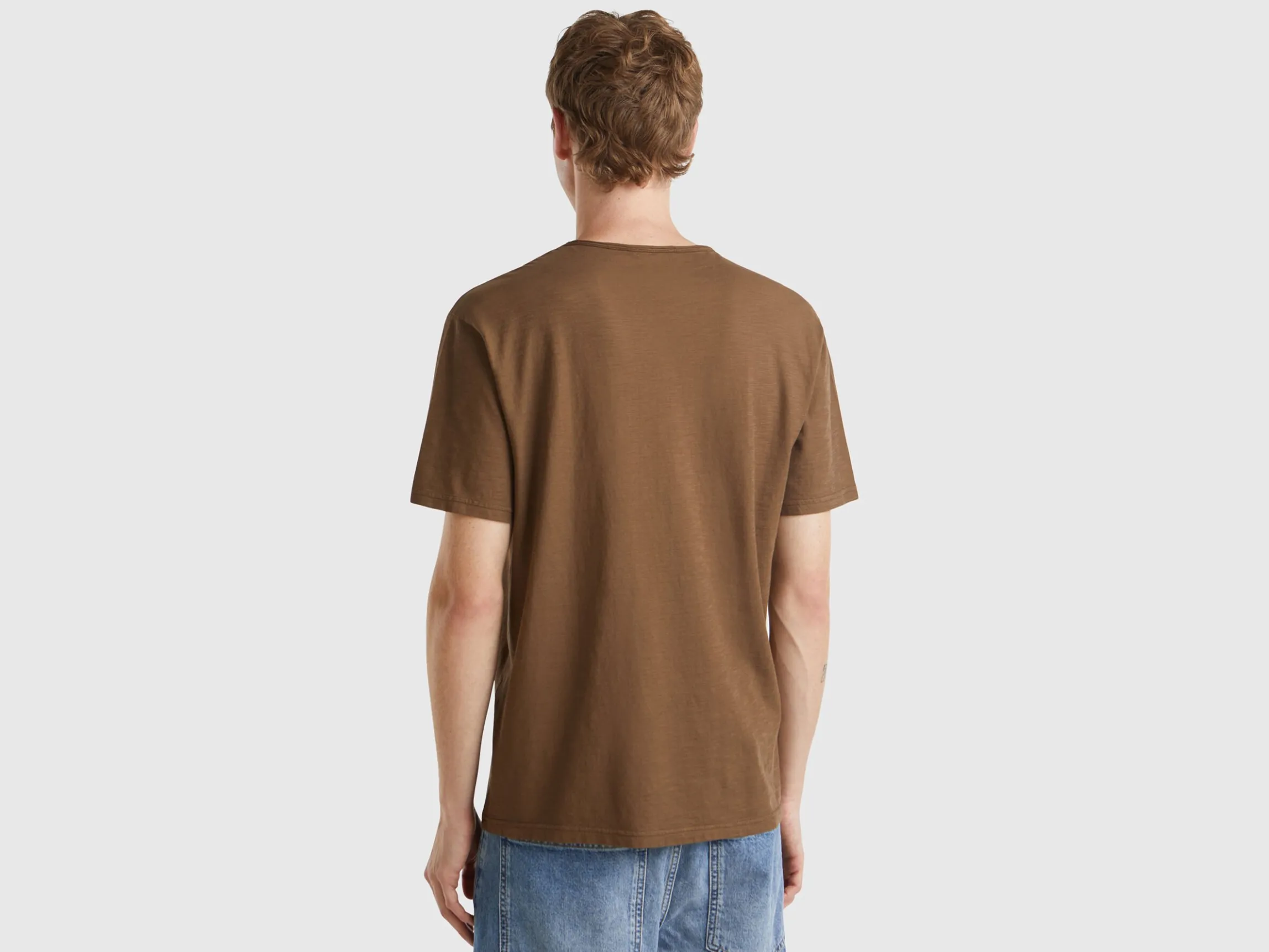 V-neck t-shirt in 100% cotton