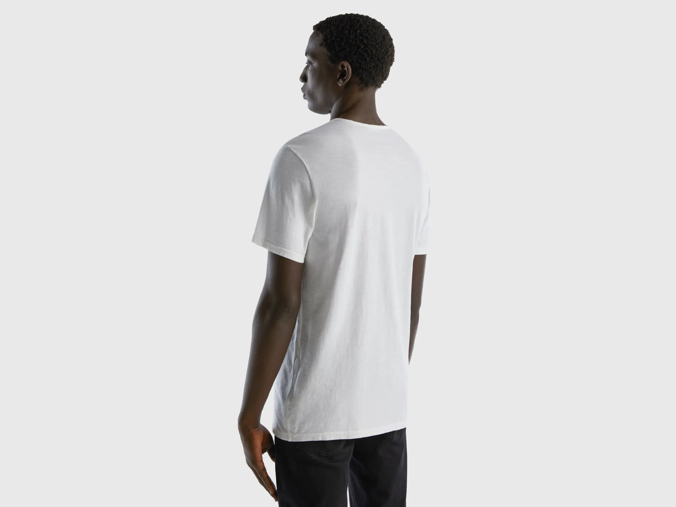 V-neck t-shirt in 100% cotton
