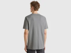 V-neck t-shirt in 100% cotton