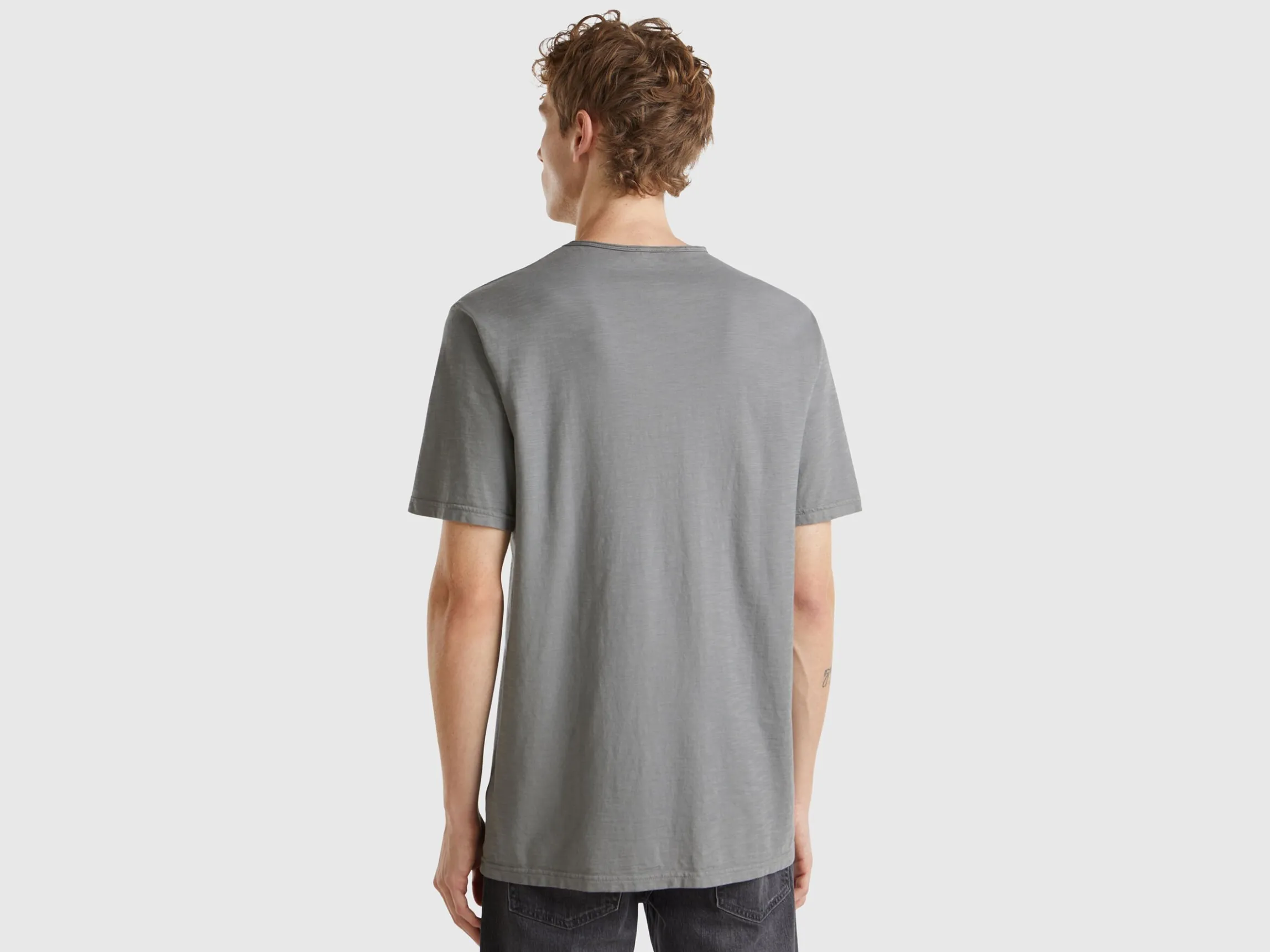 V-neck t-shirt in 100% cotton