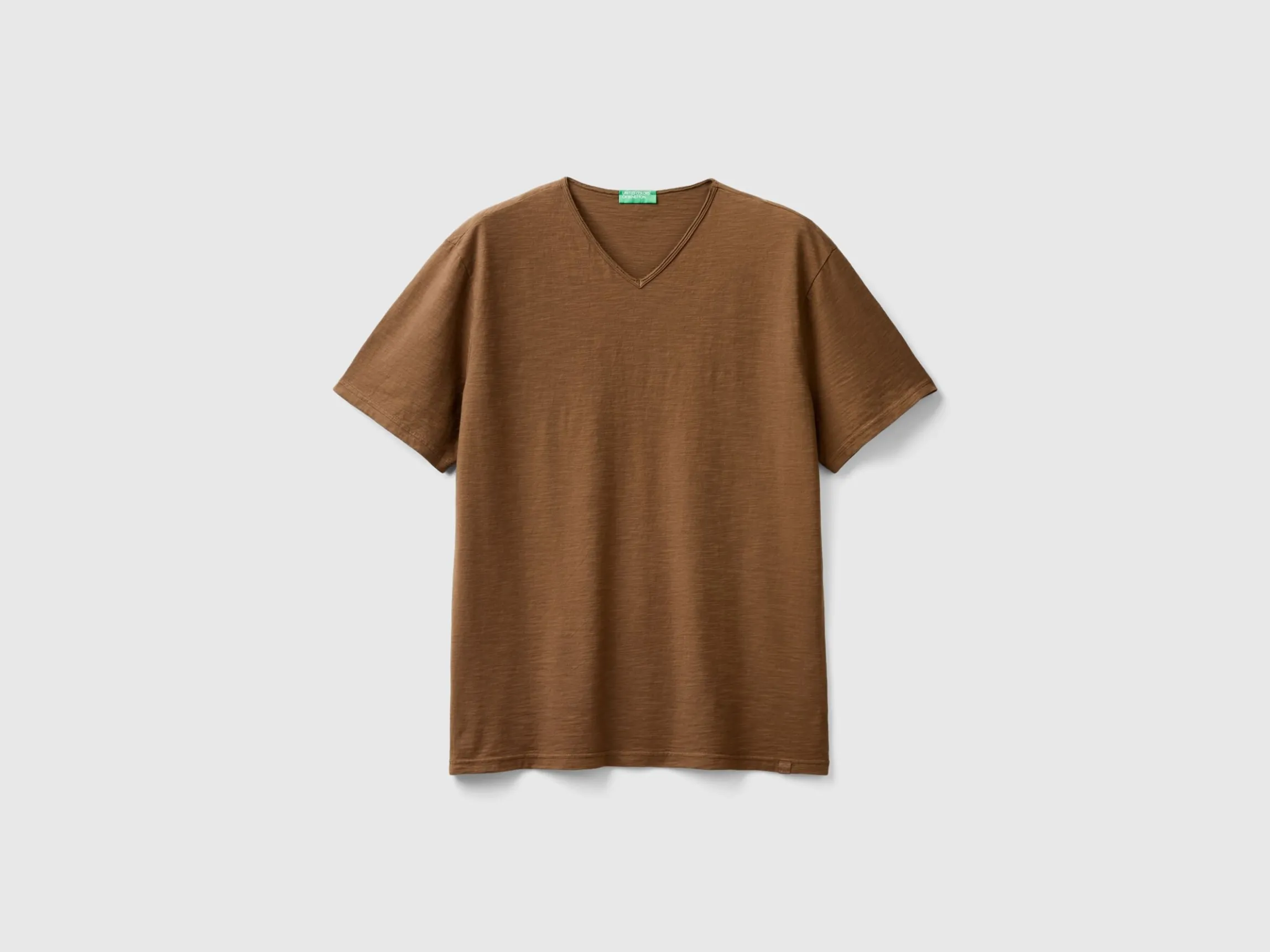 V-neck t-shirt in 100% cotton
