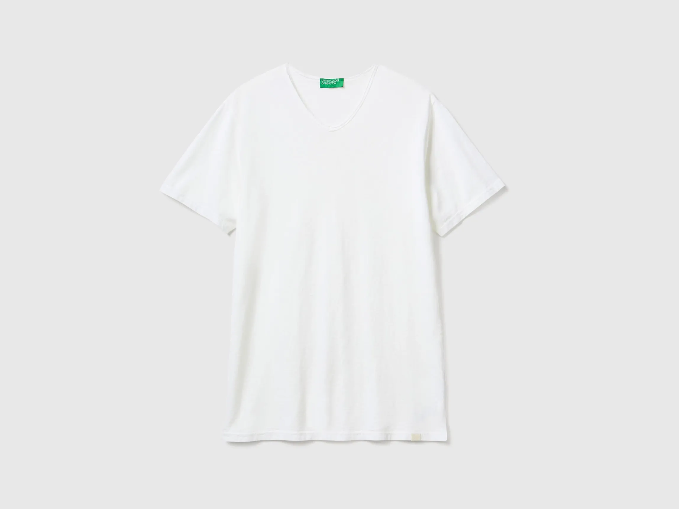 V-neck t-shirt in 100% cotton