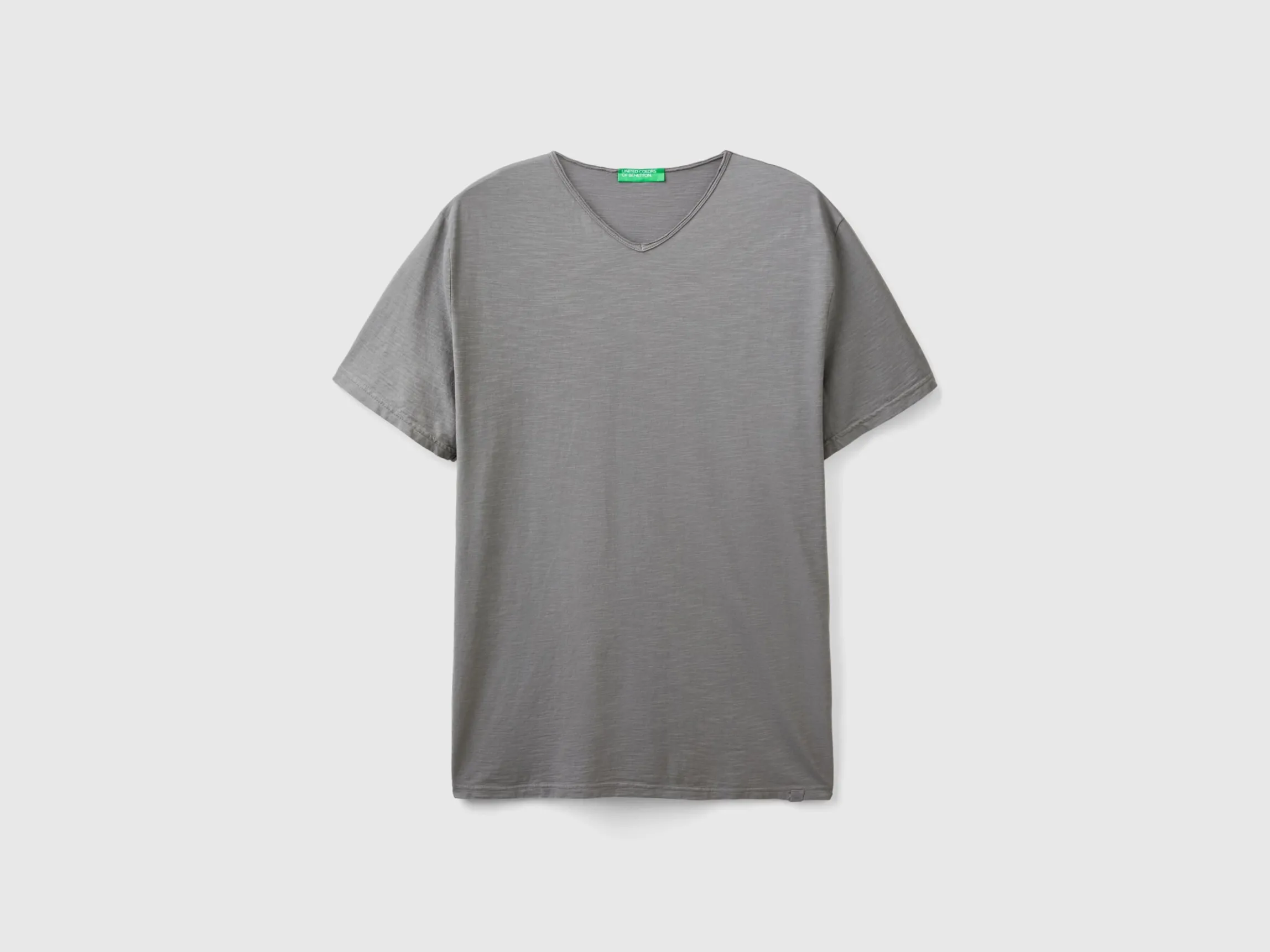 V-neck t-shirt in 100% cotton