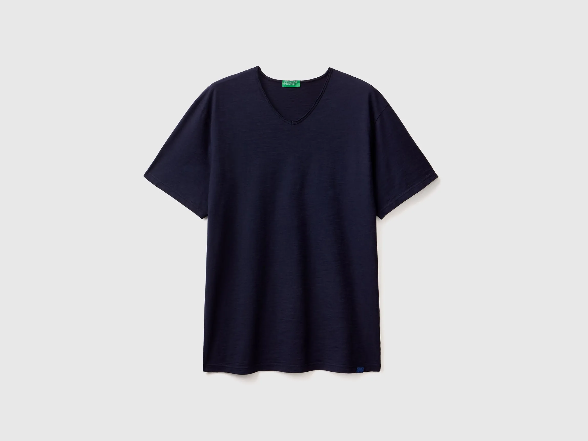 V-neck t-shirt in 100% cotton
