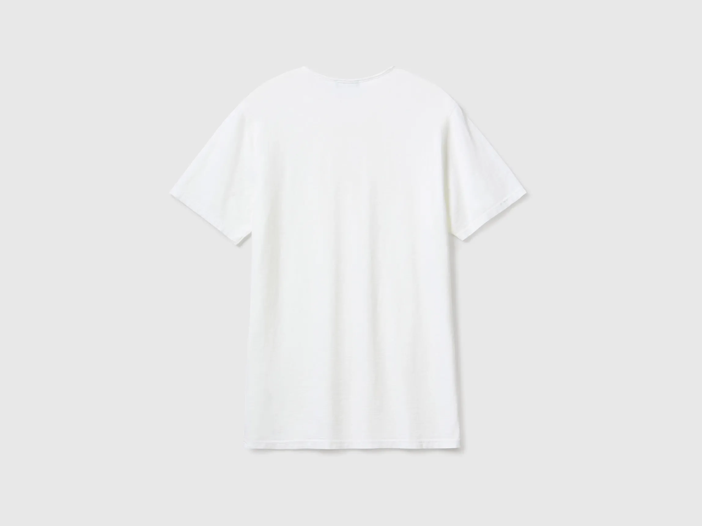 V-neck t-shirt in 100% cotton