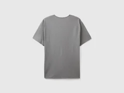 V-neck t-shirt in 100% cotton