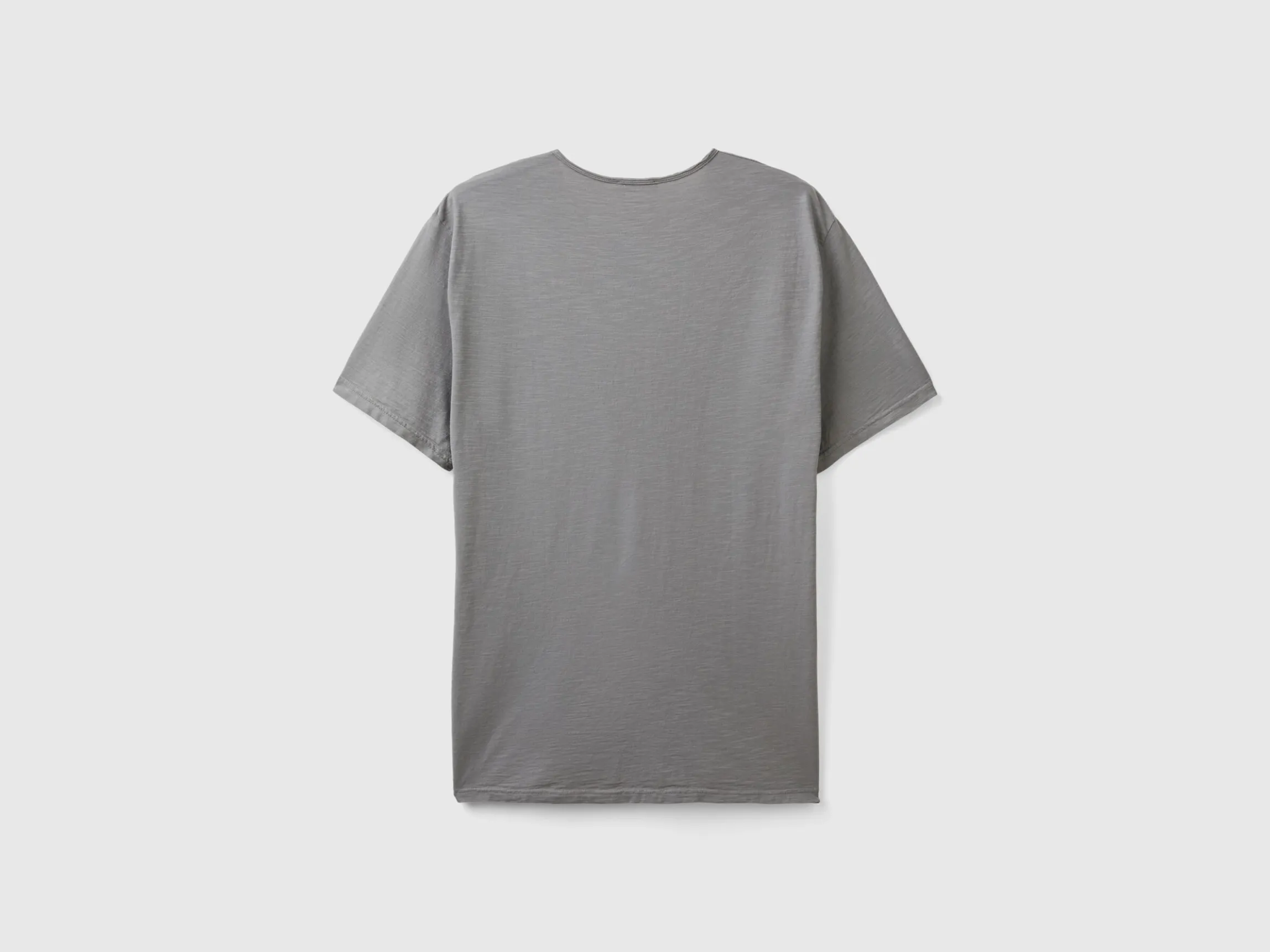 V-neck t-shirt in 100% cotton