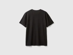 V-neck t-shirt in 100% cotton