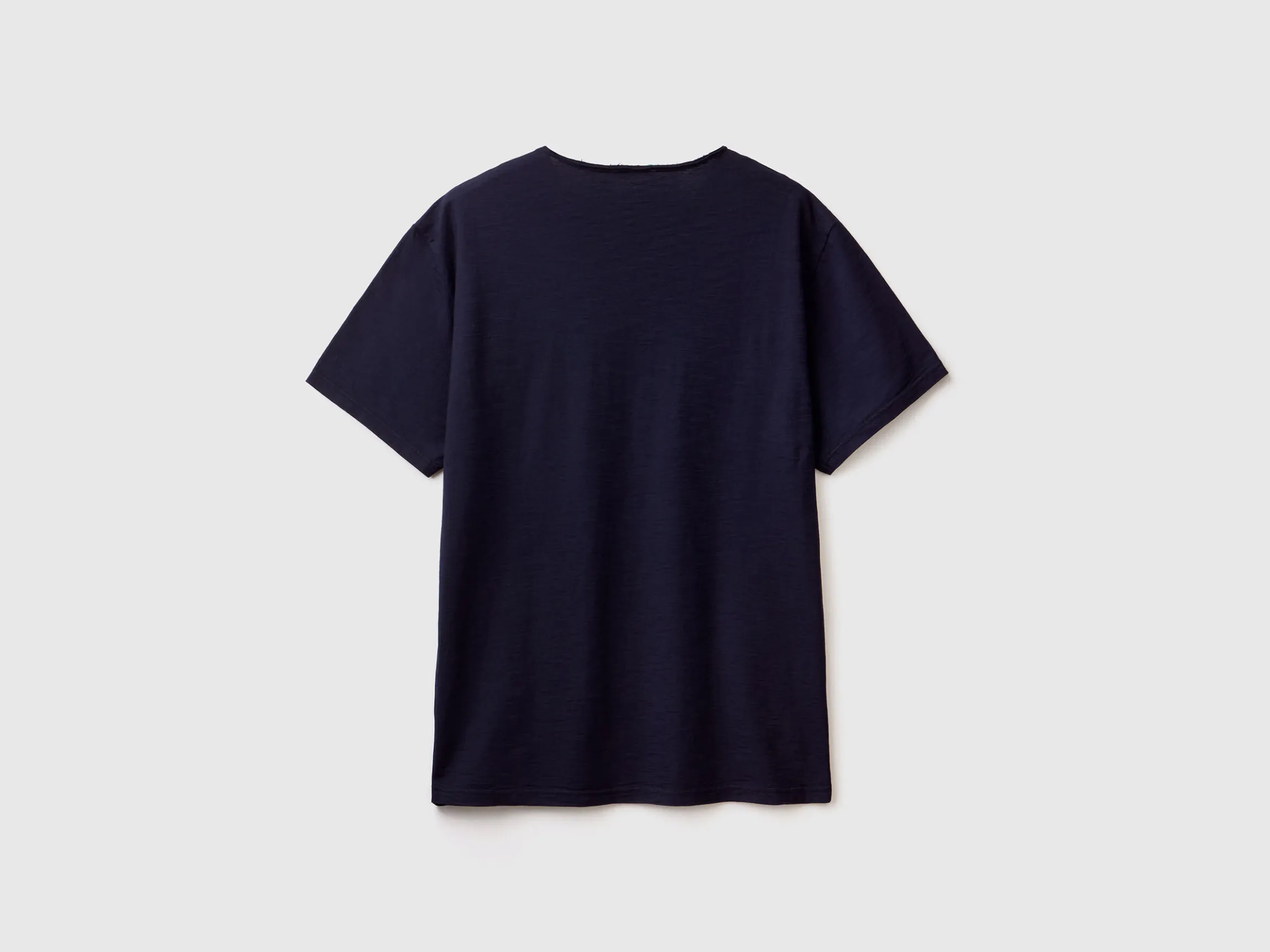 V-neck t-shirt in 100% cotton