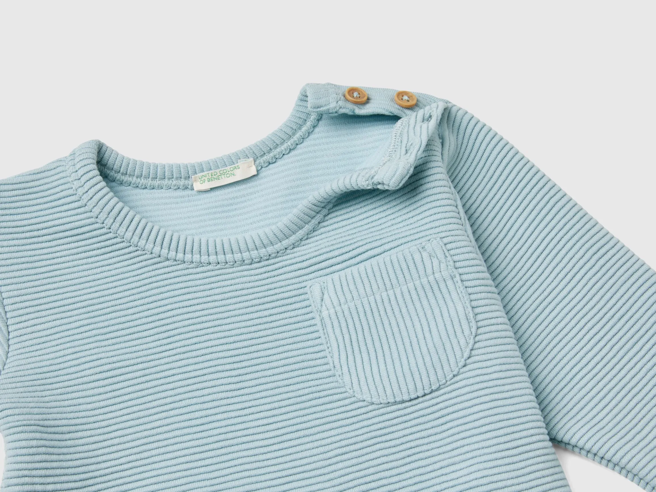 Warm t-shirt with pocket