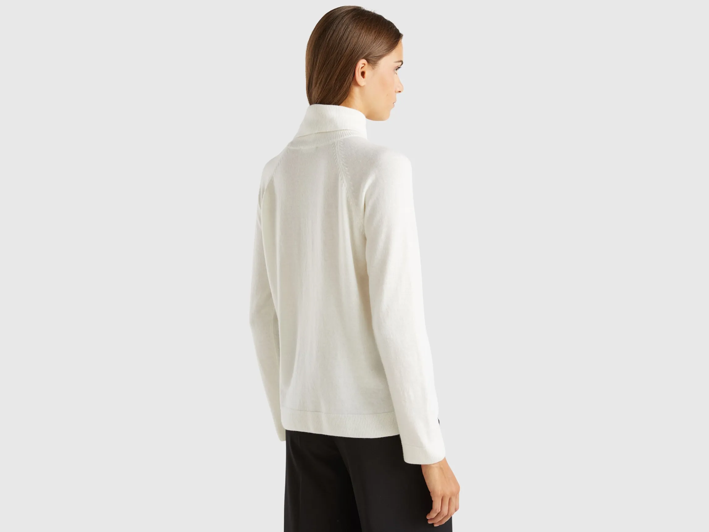White turtleneck sweater in cashmere and wool blend