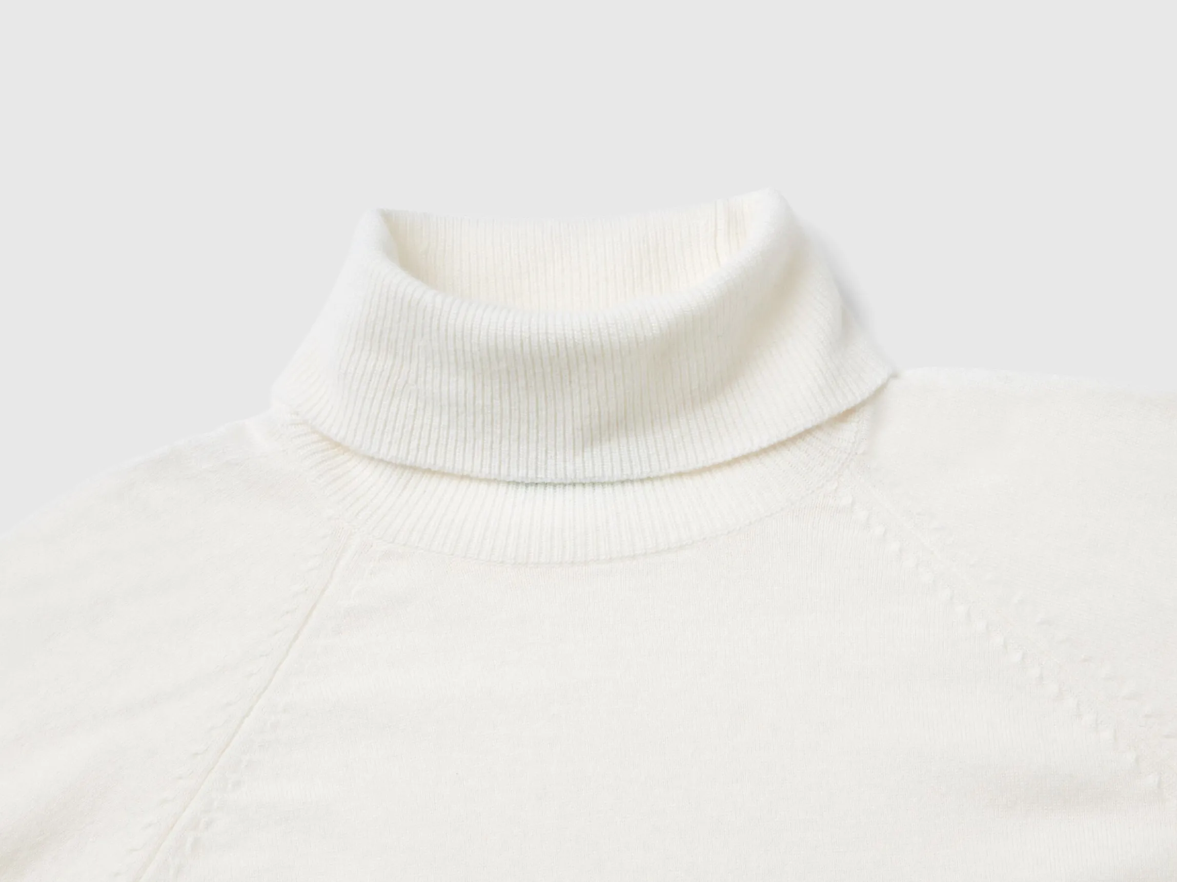 White turtleneck sweater in cashmere and wool blend
