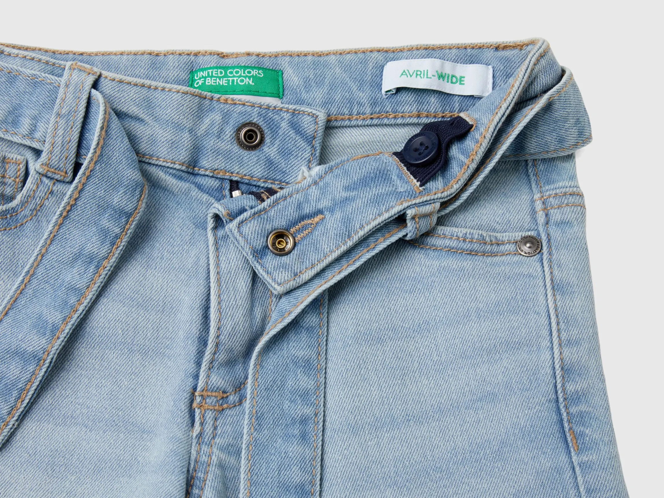 Wide fit jeans in denim