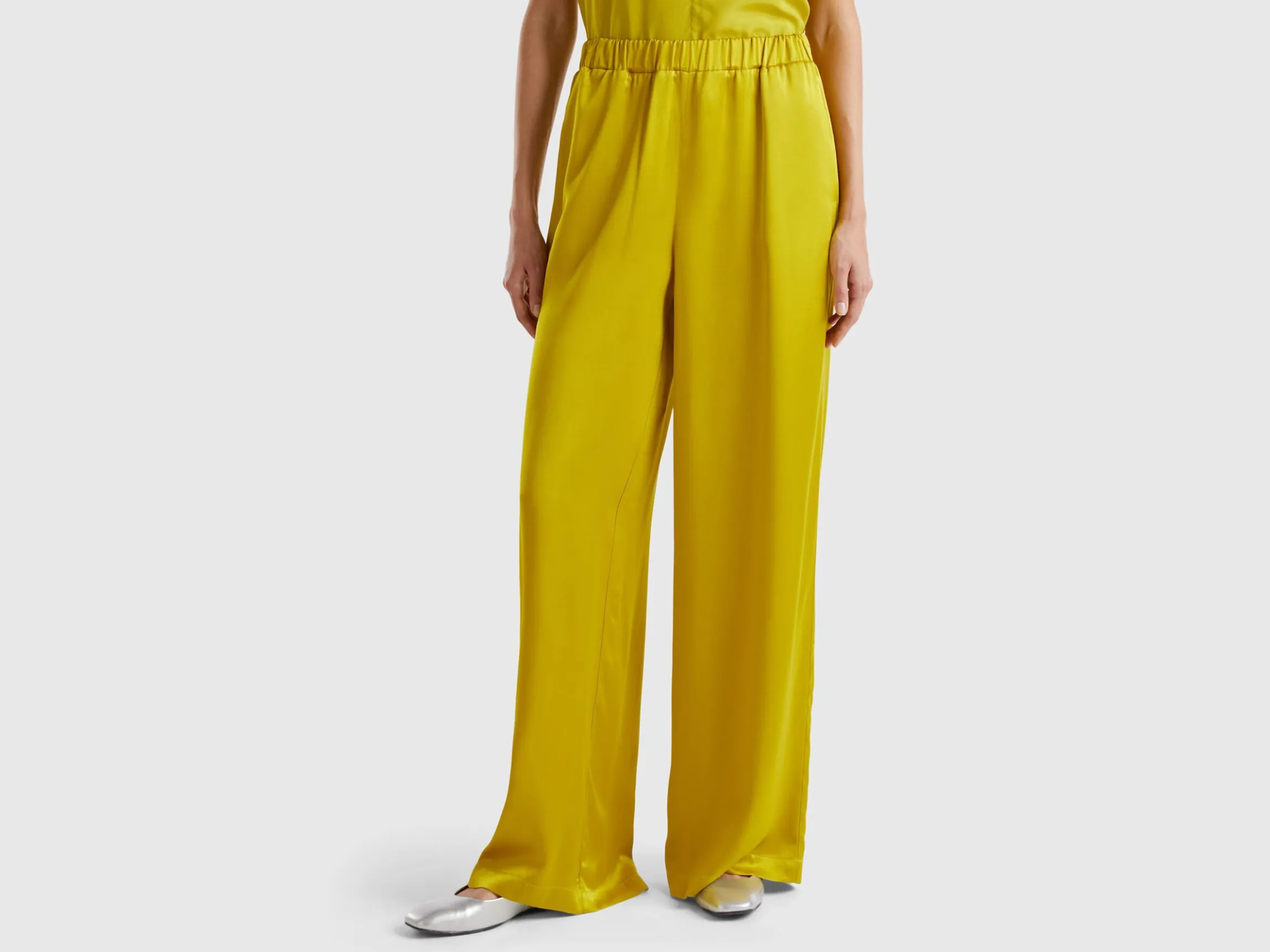 Wide trousers in 100% viscose