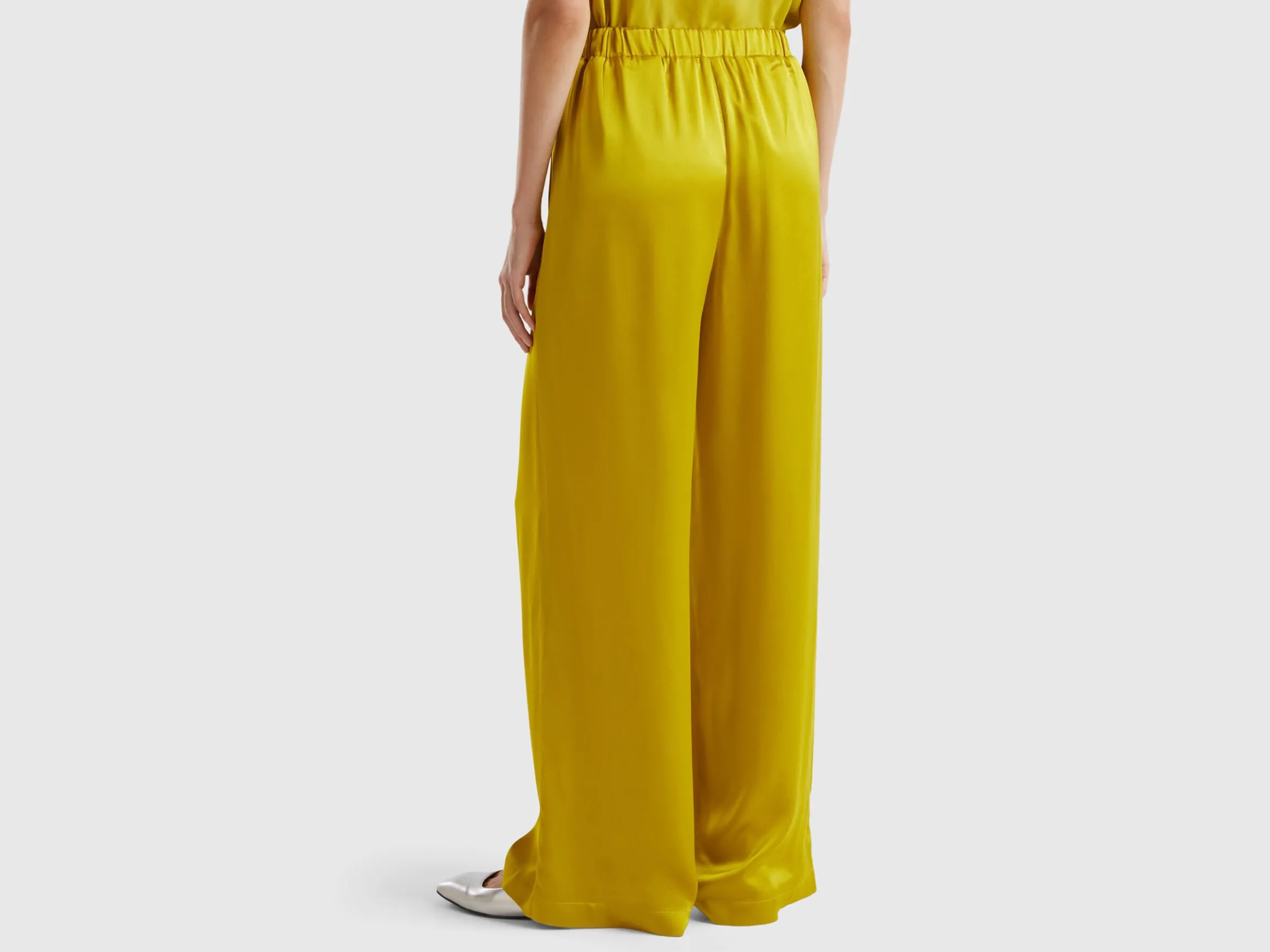 Wide trousers in 100% viscose