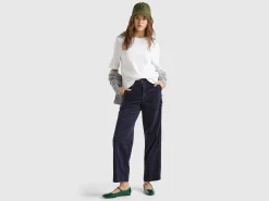 Wide velvet trousers